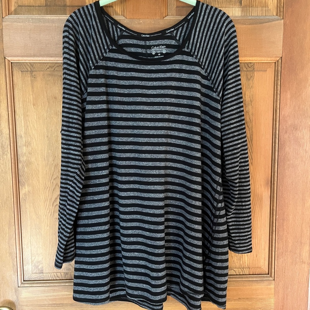 Calvin Klein Performance Size 1X Woman’s Long Roll Tab Sleeve Athletic Top Black